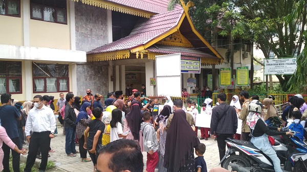 Masyarakat dan mahasiswa kembali unjuk rasa di SDN 01 Pekanbaru | HalloRiau.com